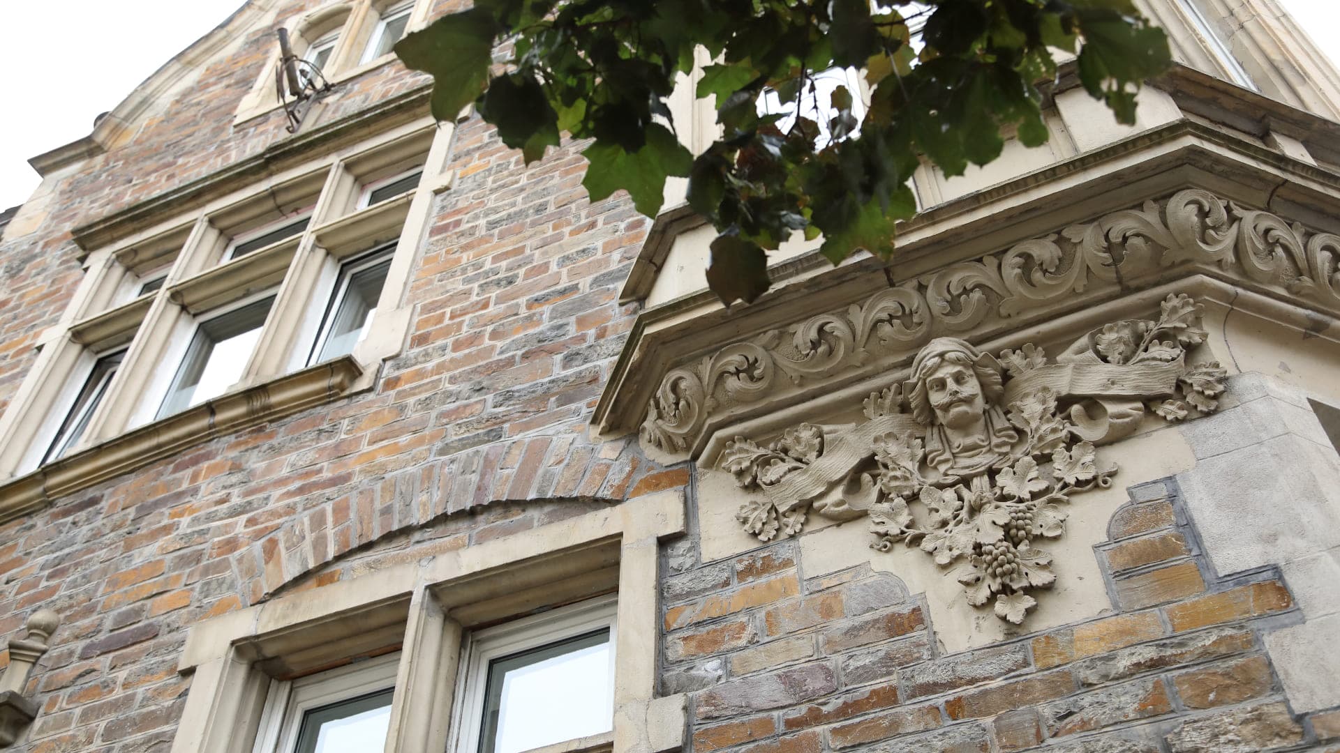 Blick auf die Ravenestraße in Cochem mit historischen Villen aus dem frühen 20. Jahrhundert